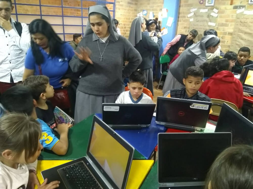 fundación click (8) Donar computadores